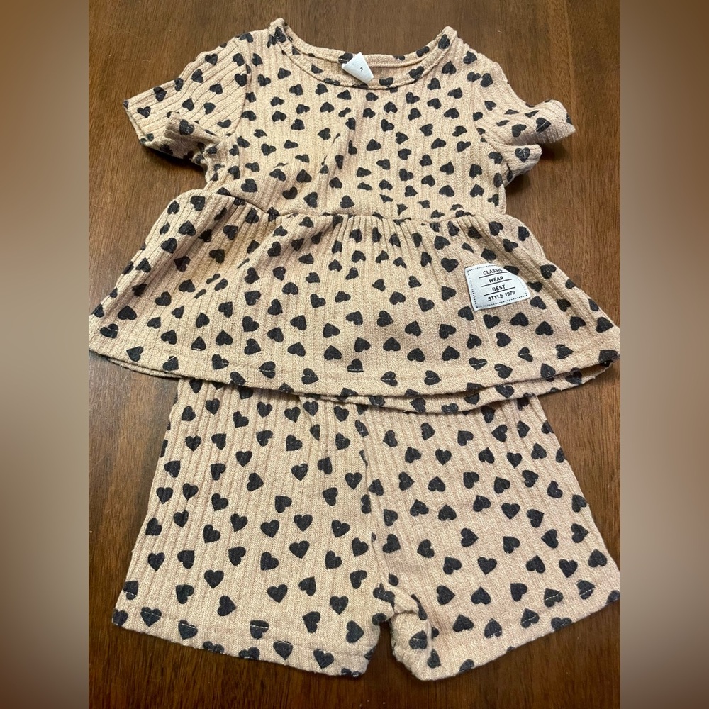 SHEIN Kids Heart Patterned Set - Black and Tan